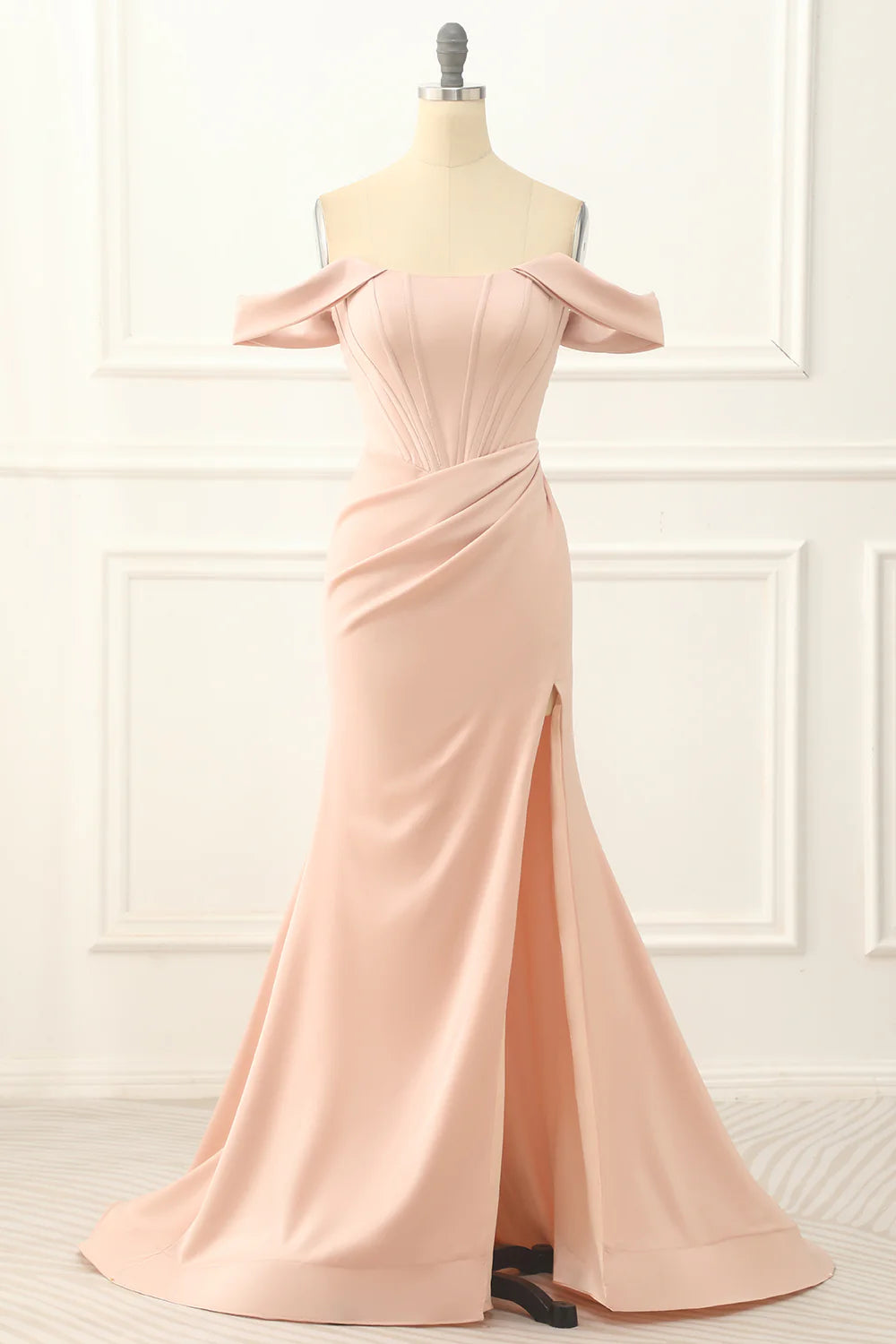 Vestido de fiesta de sirena con hombros descubiertos y abertura en color rubor